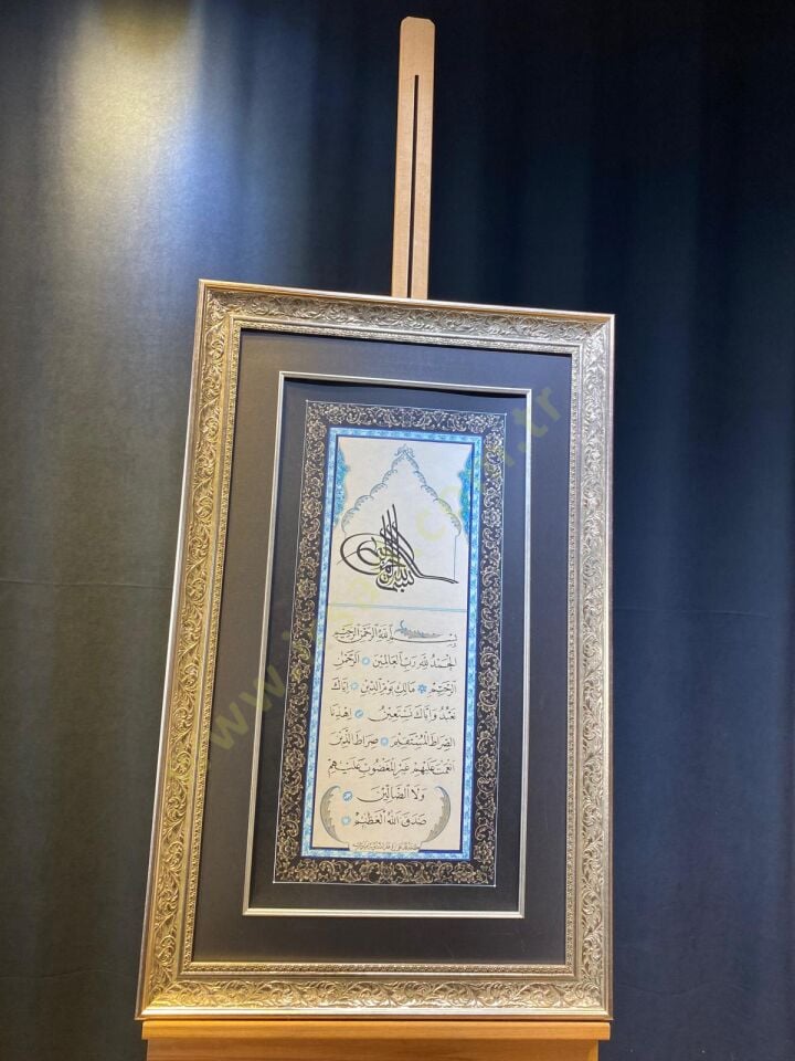 بِسْمِ اللهِ الرَّحْمٰنِ الرَّحِيمِ – Fâtiha Sûresi” El Sanatı Hat Tablosu